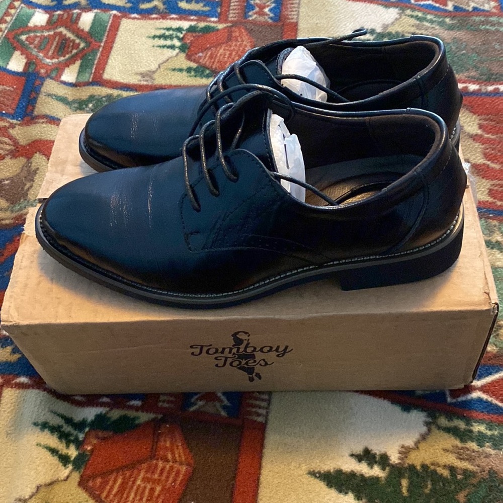 Gender neutral dress shoes, size EU 35